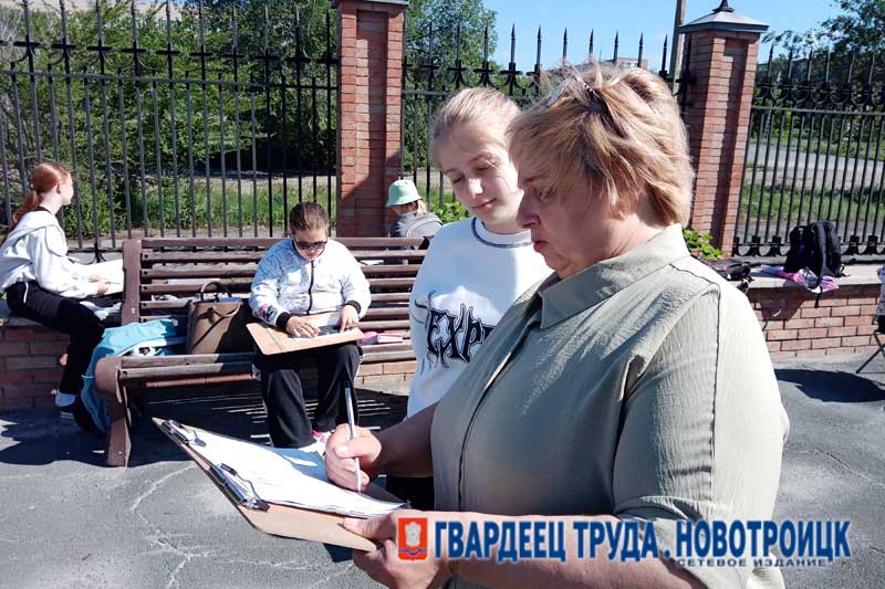 Юные художники Новотроицка искали вдохновение на свежем воздухе