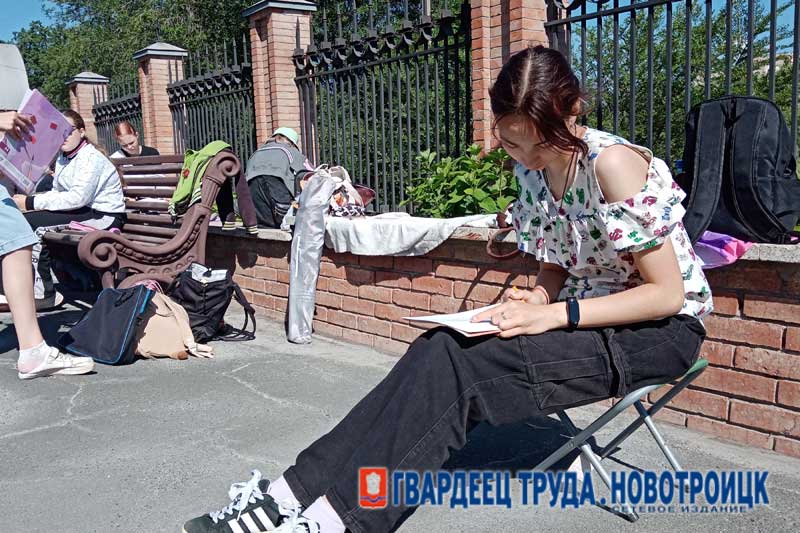 Юные художники Новотроицка искали вдохновение на свежем воздухе