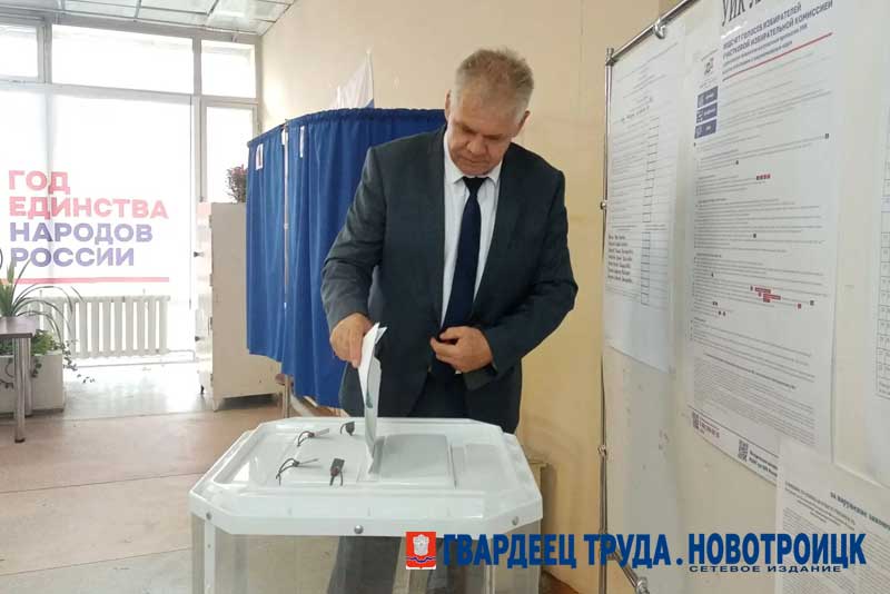 Временно исполняющий полномочия главы города Олег Папунин впервые проголосовал в Новотроицке
