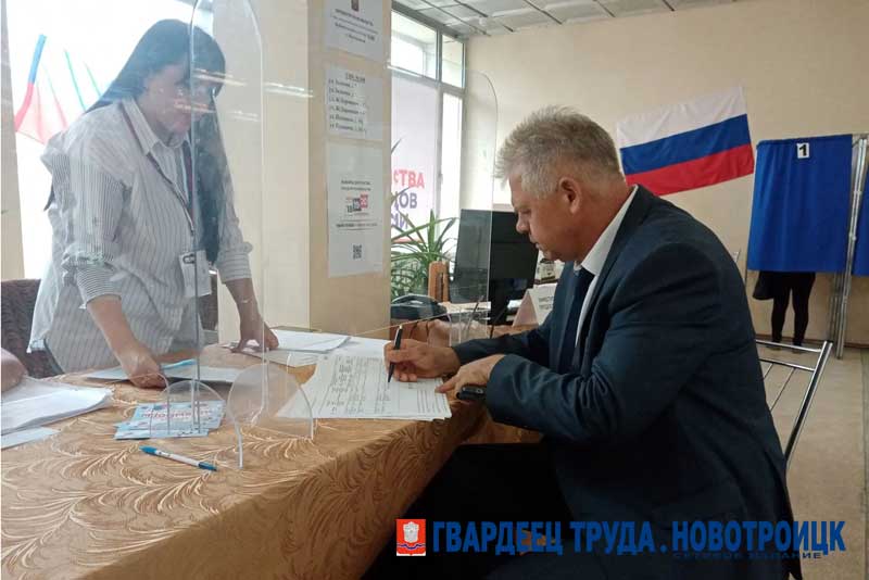 Временно исполняющий полномочия главы города Олег Папунин впервые проголосовал в Новотроицке