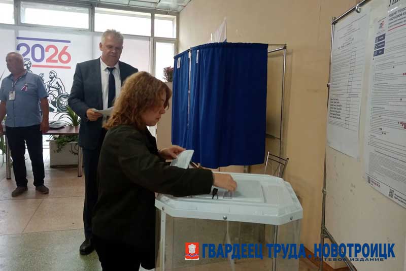 Временно исполняющий полномочия главы города Олег Папунин впервые проголосовал в Новотроицке
