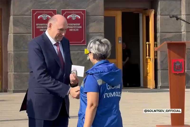 Медикам Оренбуржья передали первые десять новых машин скорой помощи, прибывших в регион
