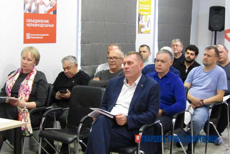 В Новотроицке представители директорского корпуса  обсудили вопросы занятости населения и завершения благоустройства городской площади