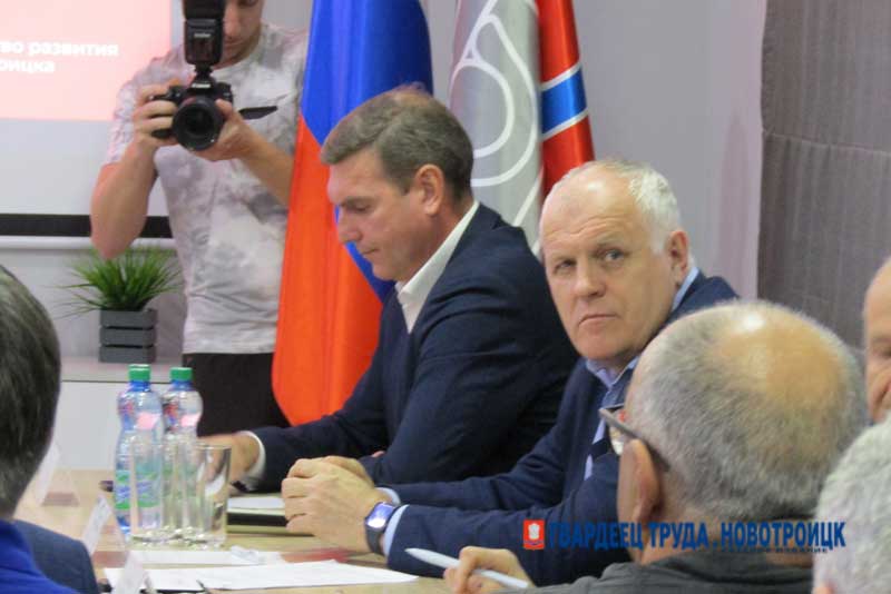 В Новотроицке представители директорского корпуса  обсудили вопросы занятости населения и завершения благоустройства городской площади