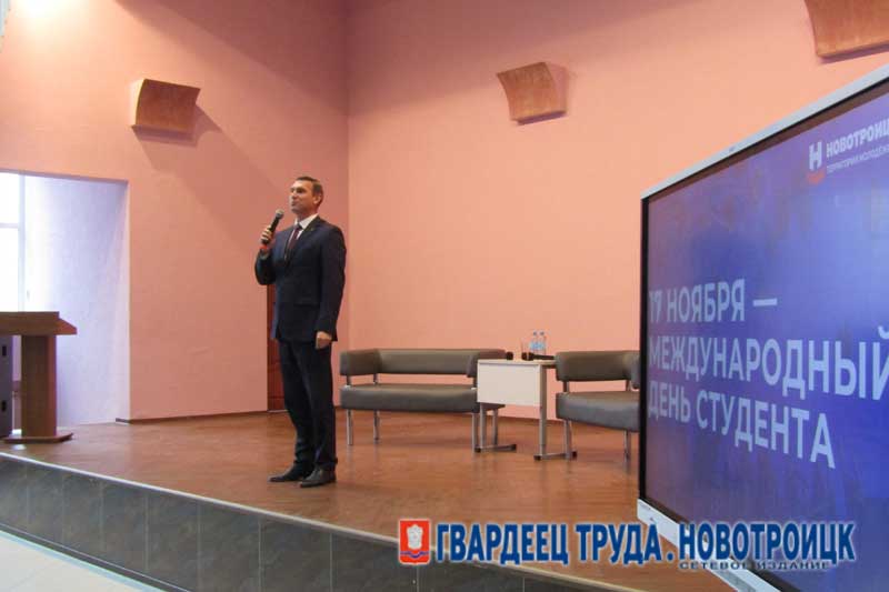 Глава Новотроицка провел со  студентами  «Диалог на равных»