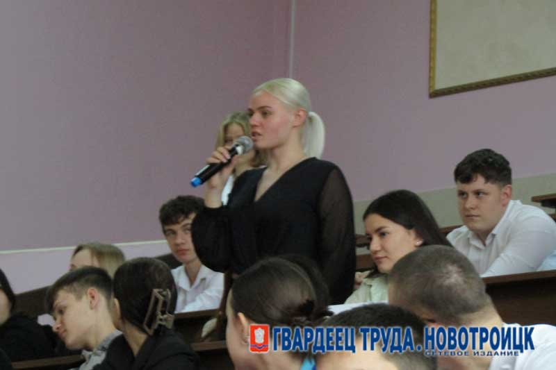 Глава Новотроицка провел со  студентами  «Диалог на равных»