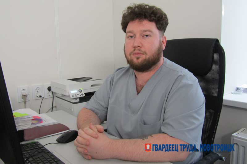 Артем Руепов по целевому направлению от города окончил Оренбургский медуниверситет и устроился врачом-онкологом в БСМП Новотроицка