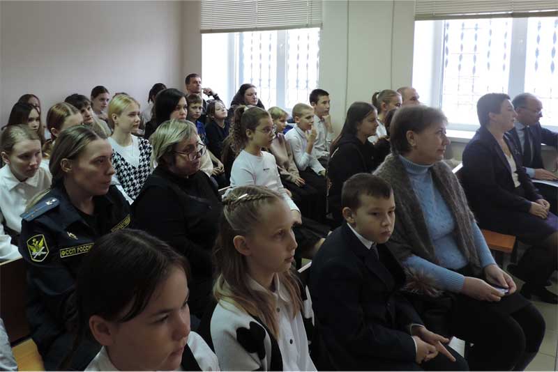В Новотроицком городском суде отметили 30-летие со дня принятия Конституции России