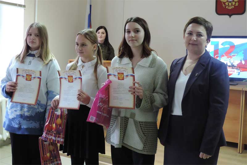 В Новотроицком городском суде отметили 30-летие со дня принятия Конституции России