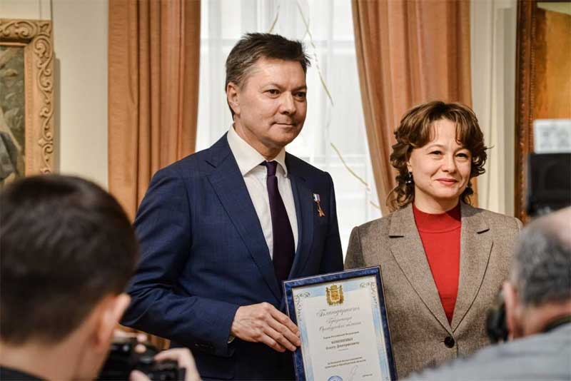 Фонды Оренбургского музея изобразительных искусств пополнились уникальной книгой, подаренной космонавтом Олегом Кононенко