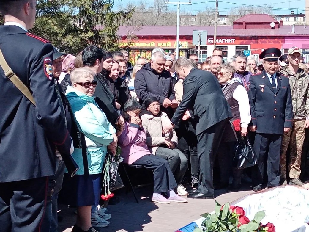 В Оренбуржье проститься с погибшим Никитой Гнусиным пришли раненные полицейские