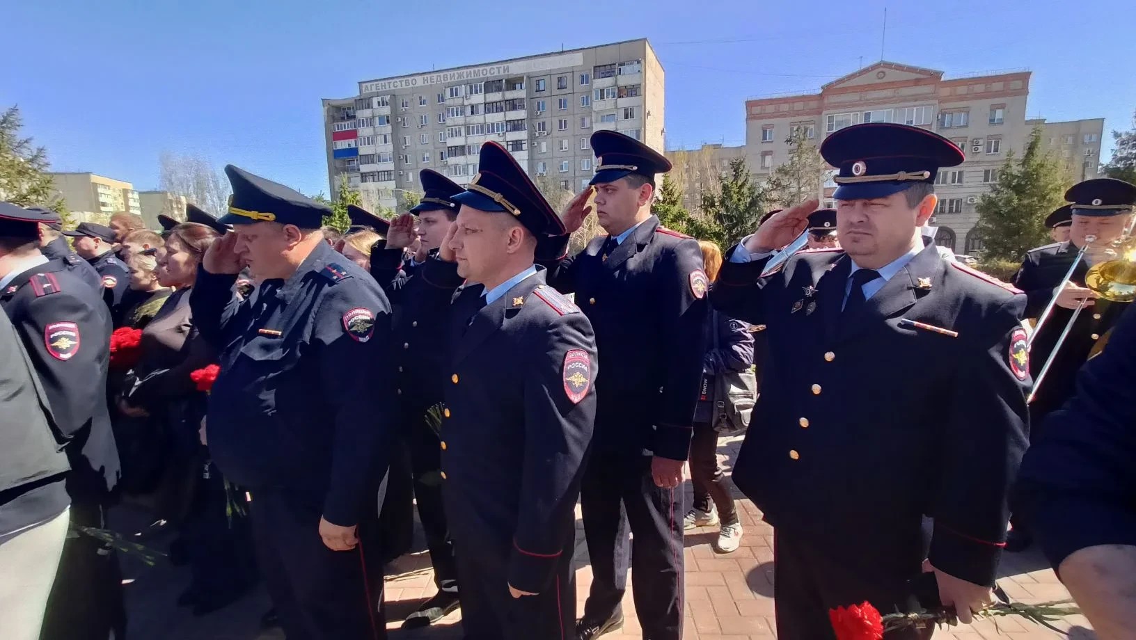В Оренбуржье проститься с погибшим Никитой Гнусиным пришли раненные полицейские
