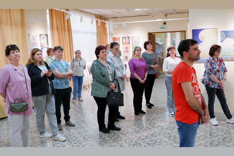 В Новотроицке открылась выставка живописи «Космос земных легенд» (0+)
