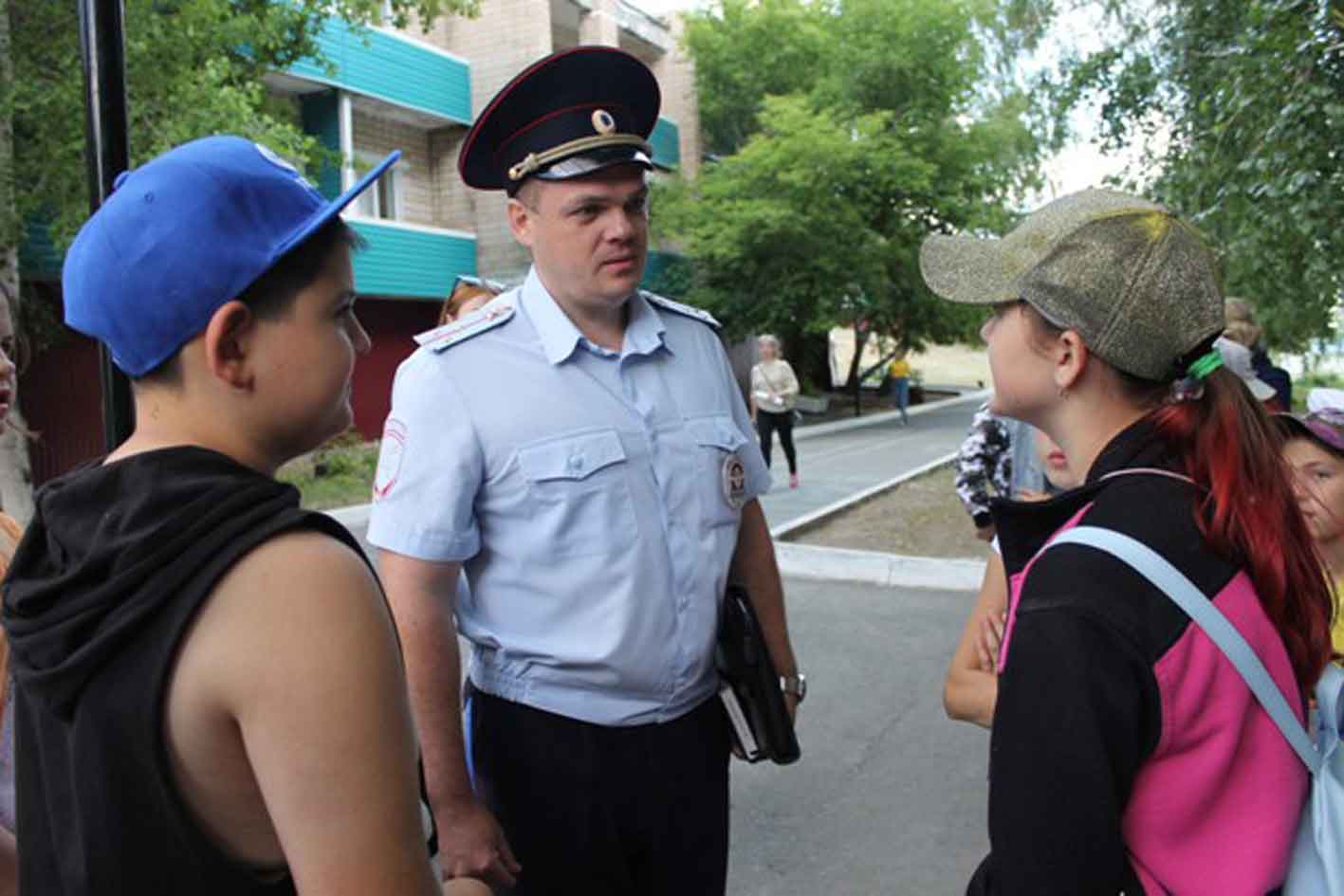 К отдыхающим в загородных лагерях ребятам приехали полицейские  