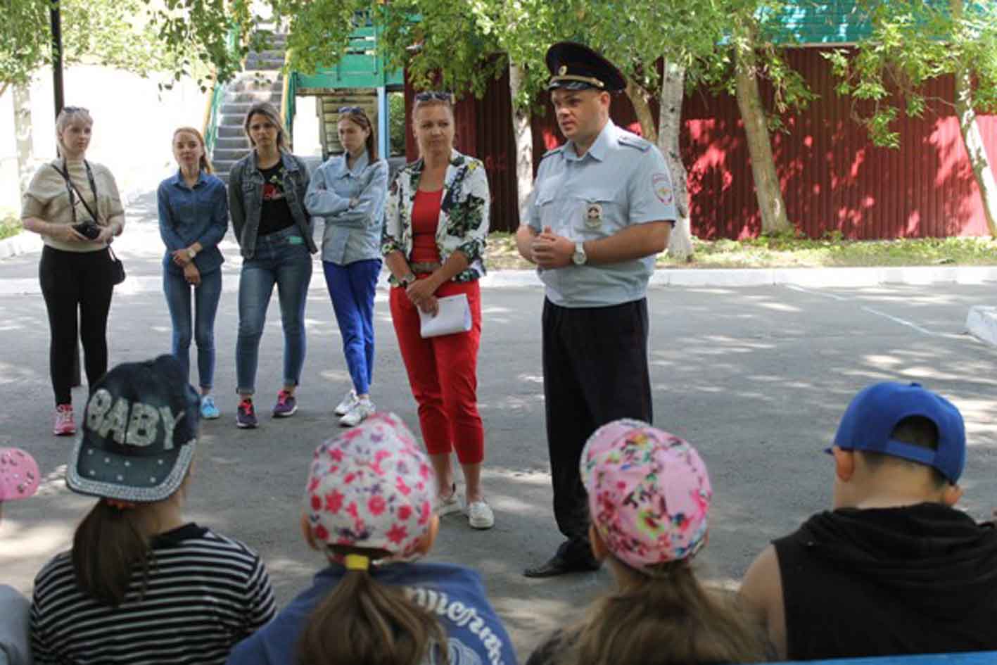 К отдыхающим в загородных лагерях ребятам приехали полицейские  