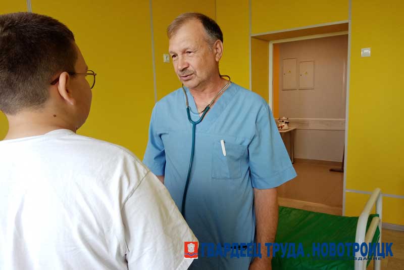 Почти 40 лет доктор Сергей Костюков заботится о здоровье юных новотройчан