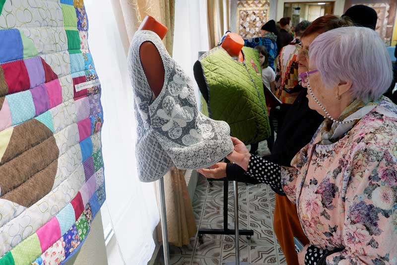 Новотроицкие мастерицы рукоделия представили свои работы на выставке «Палитра души» (0+)