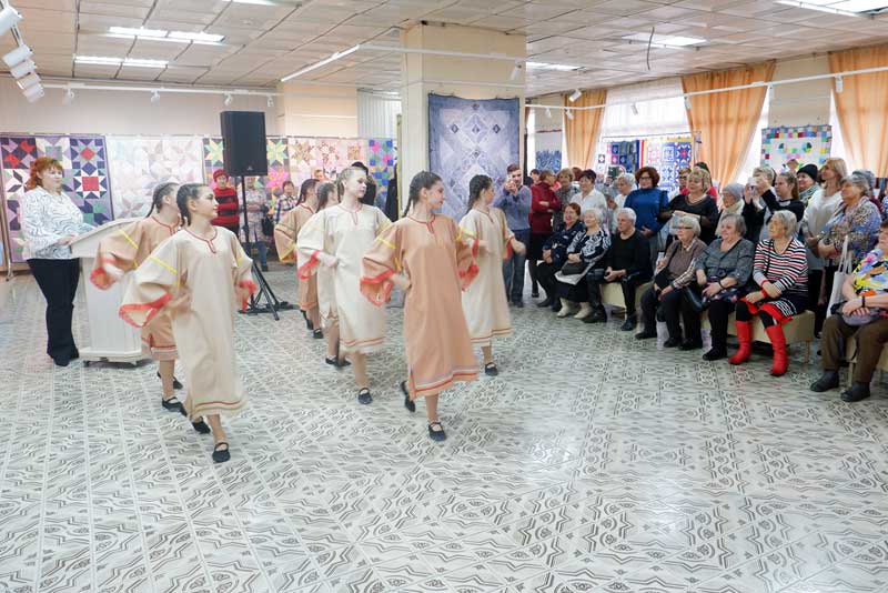 Новотроицкие мастерицы рукоделия представили свои работы на выставке «Палитра души» (0+)