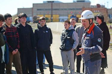 Уральская Сталь провела День открытых дверей для новотроицких старшеклассников