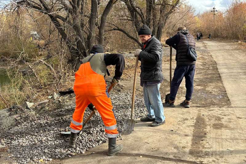 В Новотроицке провели субботник на территории у озера Сазанье