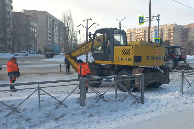 Коммунальщики устраняют порыв водовода  на Советской