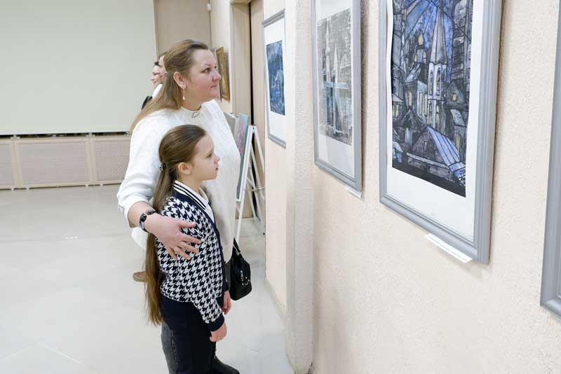 Новотройчане познакомились с творчеством художницы Елены Кожиной из соседнего Орска (6+)