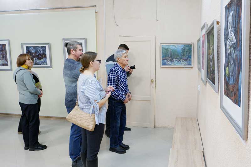 Новотройчане познакомились с творчеством художницы Елены Кожиной из соседнего Орска (6+)