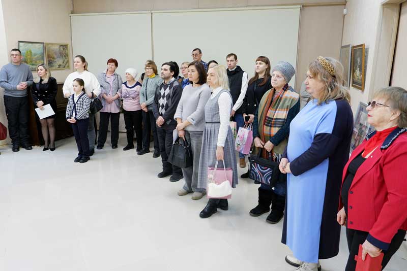 Новотройчане познакомились с творчеством художницы Елены Кожиной из соседнего Орска (6+)