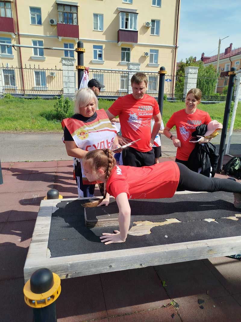 В Новотроицке на старты городского фестиваля ГТО вышли семейные команды