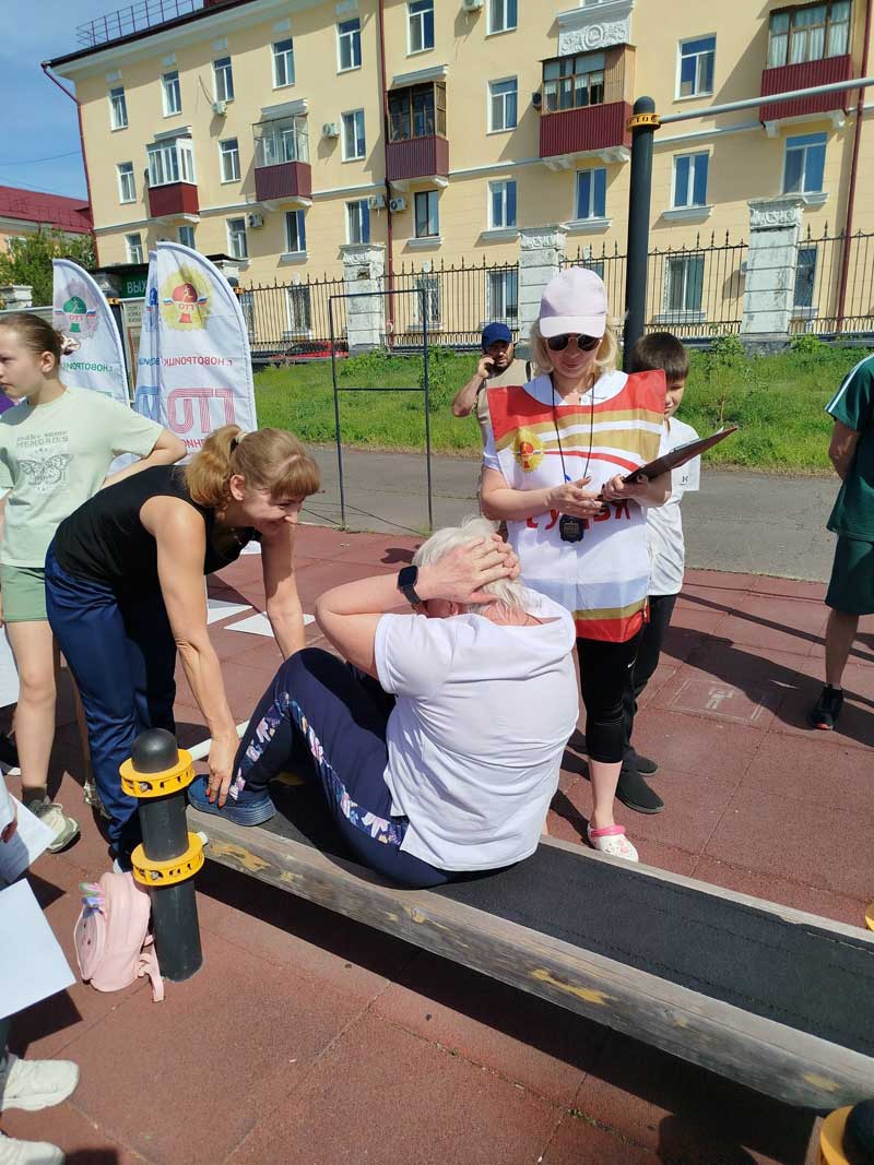 В Новотроицке на старты городского фестиваля ГТО вышли семейные команды