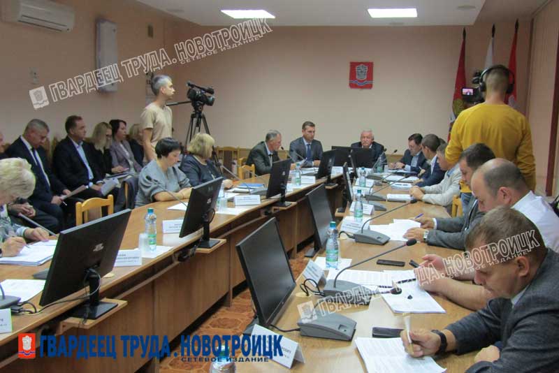 Сразу два депутата Новотроицкого горсовета ушли в отставку 