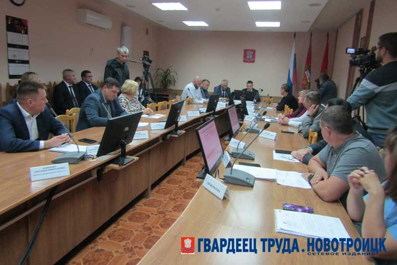 В Новотроицке депутаты не смогли собраться на внеочередное заседание горсовета, где предполагалось пересмотреть тарифы на коммунальные услуги