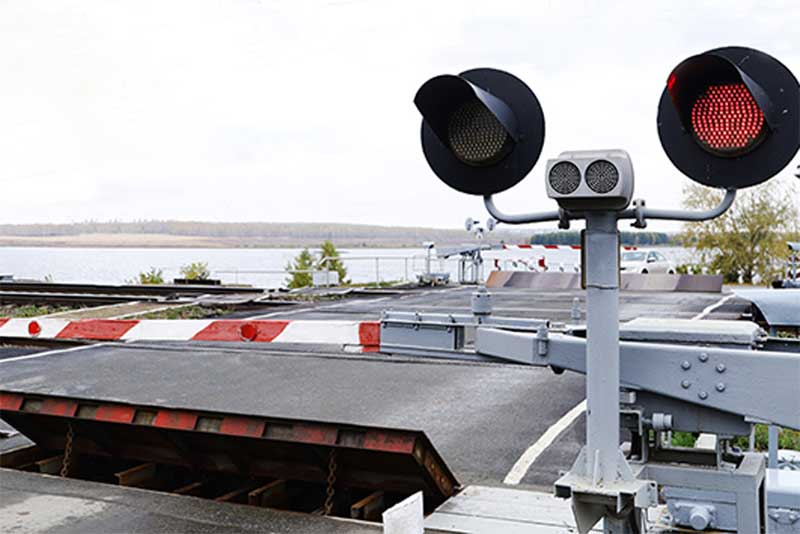 На железнодорожных переездах в Оренбуржье водители продолжают игнорировать звуковую и световую сигнализацию