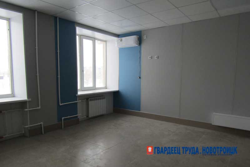 Глава Новотроицка Денис Меньшиков оценил работы по капитальному ремонту Детской городской больницы