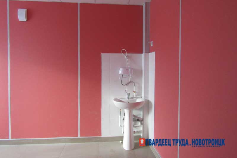 Глава Новотроицка Денис Меньшиков оценил работы по капитальному ремонту Детской городской больницы