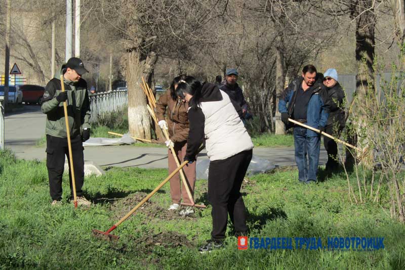 Работники Новотроицкого химзавода вышли на генеральную уборку