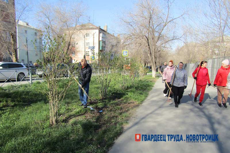 Работники Новотроицкого химзавода вышли на генеральную уборку