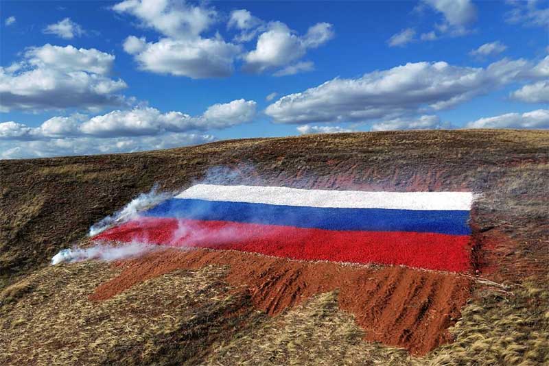 Молодежь Оренбуржья создала полотно в цветах флага Российской Федерации
