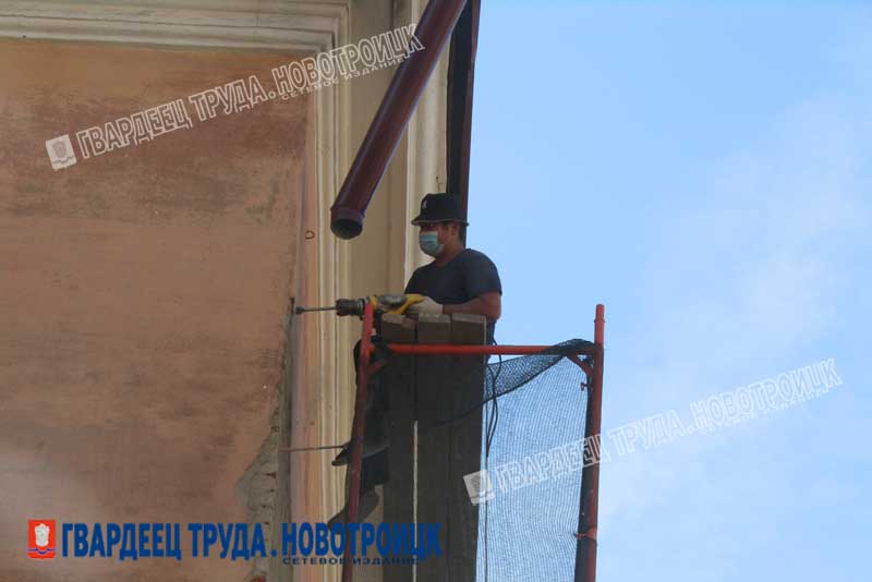 В Новотроицке, на жилых домах по улице Советской, вновь появились строительные леса