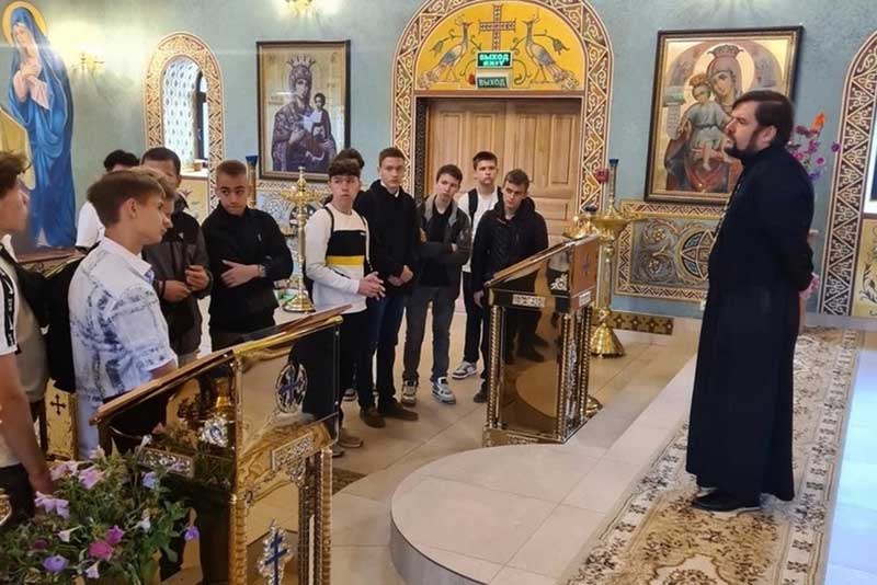 Служители Благовещенского  храма Новотроицка проводят мероприятия для молодежи