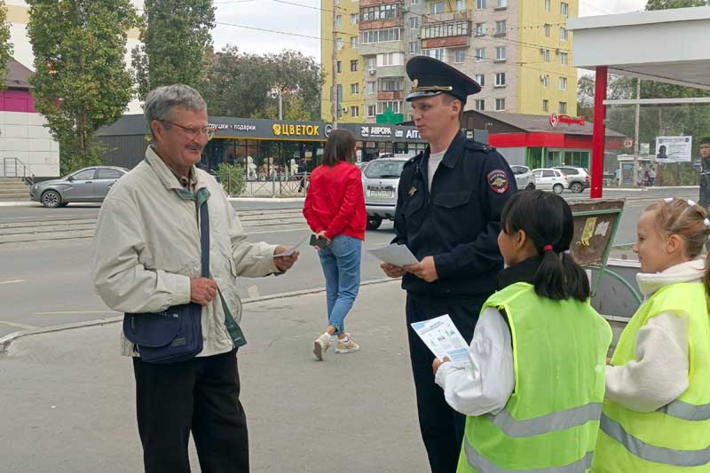 Сотрудники ГАИ  и юные инспекторы дорожного  движения в Новотроицке провели акцию «Внимание, пешеход!»