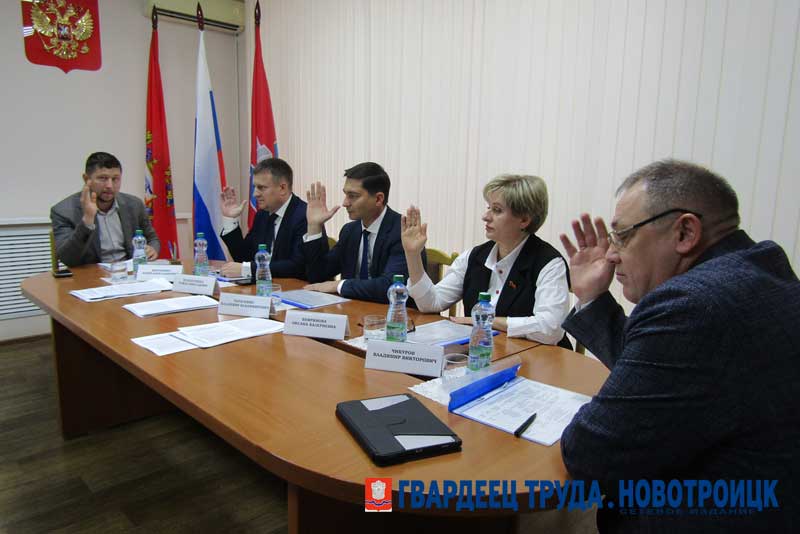 На рассмотрение депутатов Новотроицкого горсовета будут представлены две кандидатуры на должность главы города – Олег Папунин и Елена Карлова