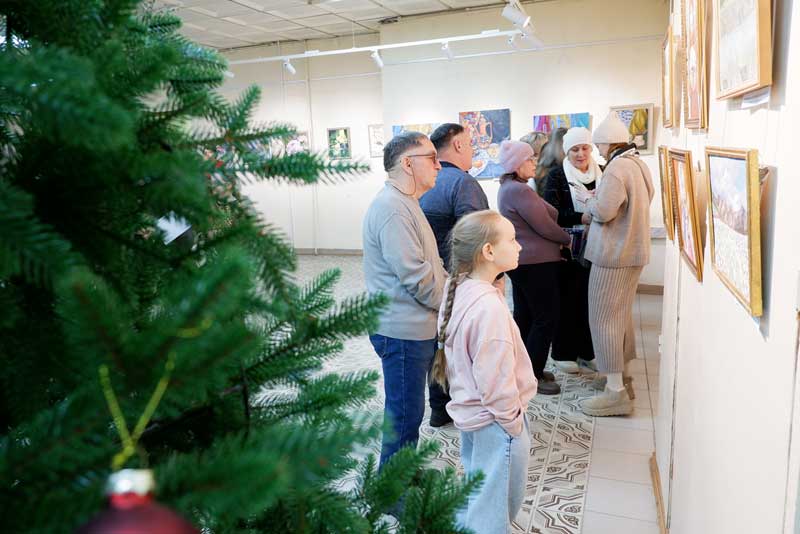 Предновогодняя художественная экспозиция «Палитра путешествий» открылась в Новотроицке (6+)