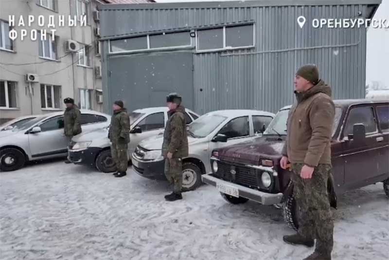 Коллектив Росреестра Оренбургской области отправил в зону СВО пять автомобилей