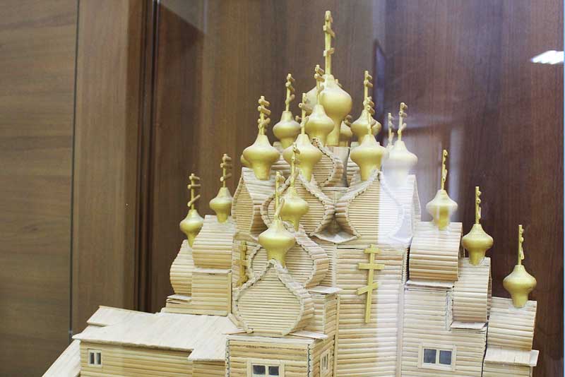 В Новотроицке представили экспозицию поделок местных мастеров из дерева (0+)