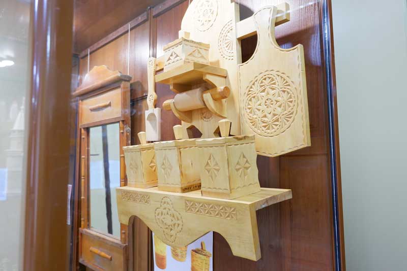 В Новотроицке представили экспозицию поделок местных мастеров из дерева (0+)