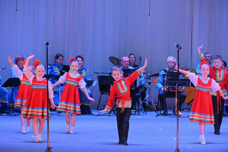 В Новотроицке с аншлагом прошел концерт народного ансамбля русской песни и танца «Изумруд»