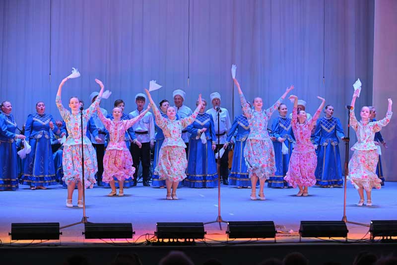 В Новотроицке с аншлагом прошел концерт народного ансамбля русской песни и танца «Изумруд»