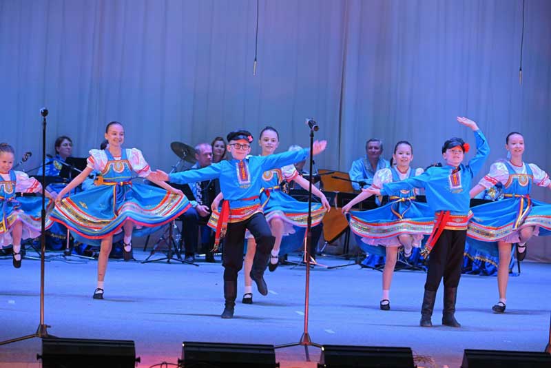 В Новотроицке с аншлагом прошел концерт народного ансамбля русской песни и танца «Изумруд»