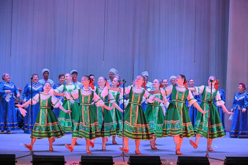 В Новотроицке с аншлагом прошел концерт народного ансамбля русской песни и танца «Изумруд»
